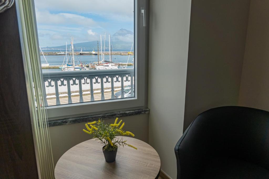 奥尔塔Nereida的一张桌子和一个享有海港景色的窗口