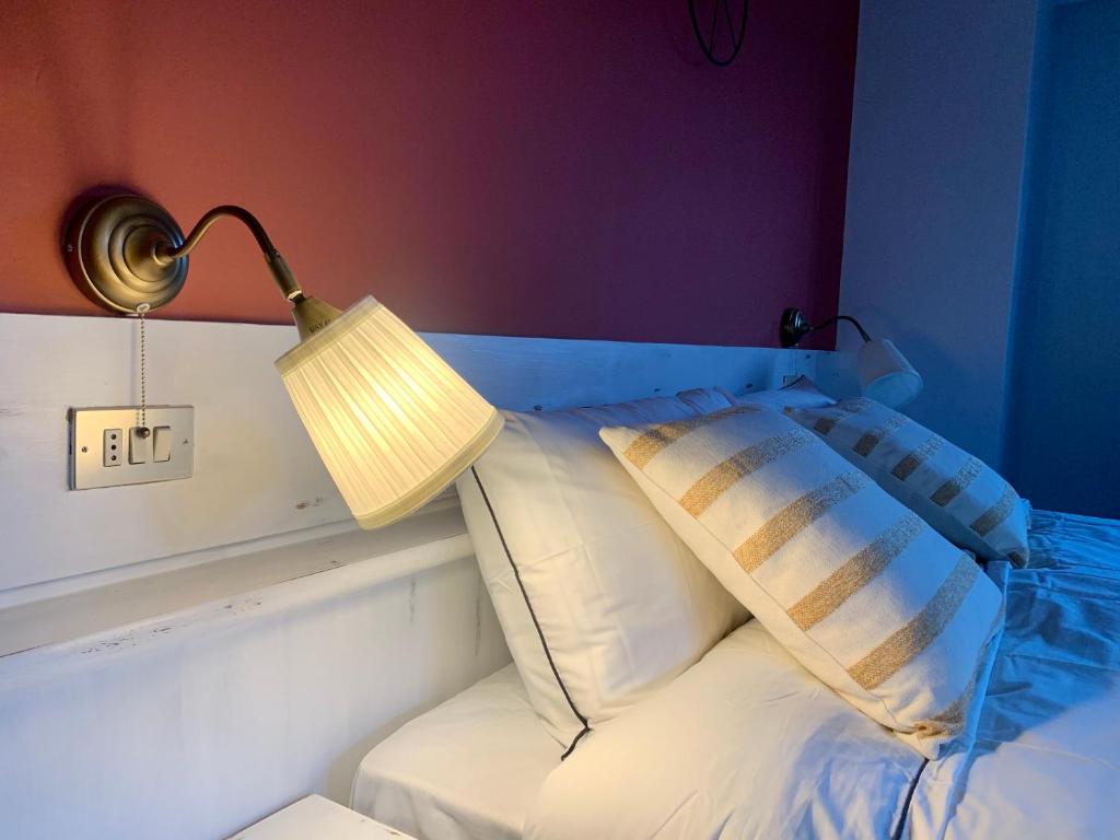 维哥迪法萨Casa di Franz的一张带灯和枕头的床
