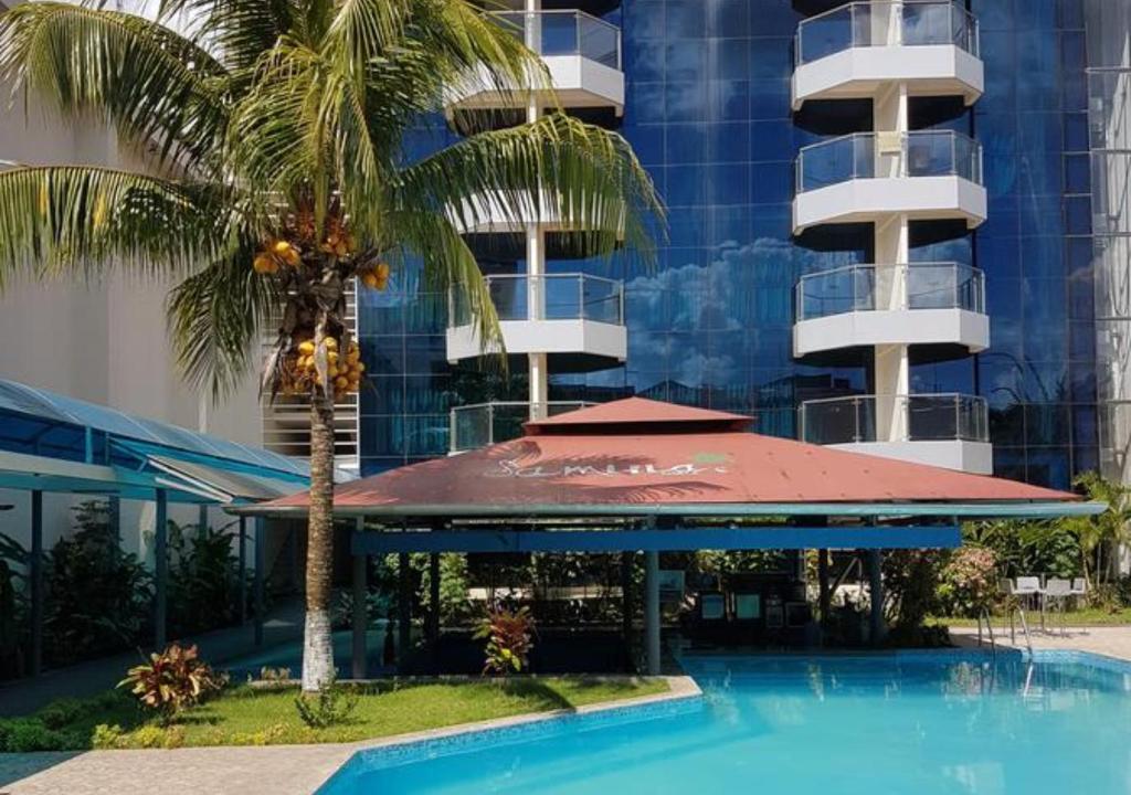 伊基托斯Samiria Jungle Hotel的棕榈树酒店和建筑
