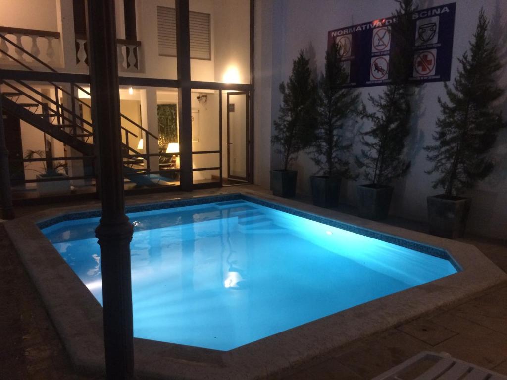阿蒂加斯HOTEL DEL NORTE的房屋中间的游泳池