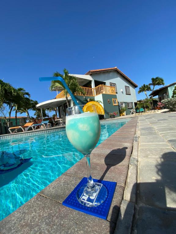 奥拉涅斯塔德La Felicidad Aruba的游泳池旁的玻璃杯中的玛格丽塔