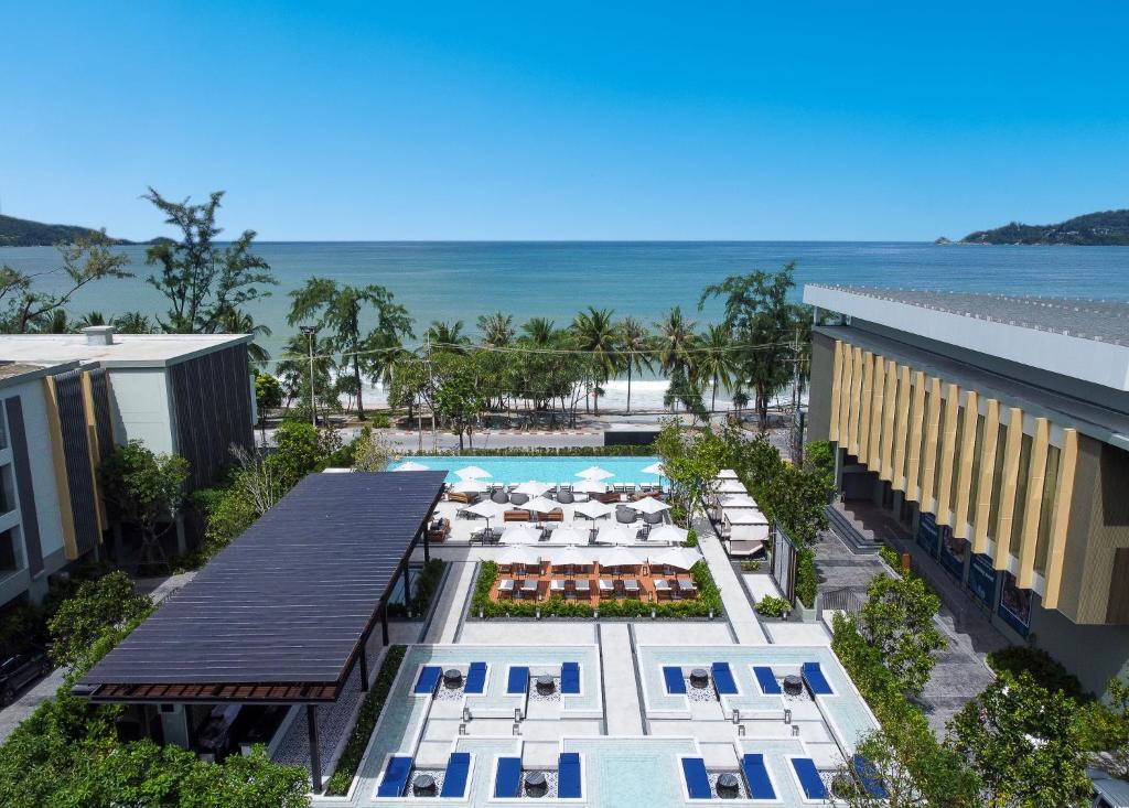 芭东海滩Four Points by Sheraton Phuket Patong Beach Resort的享有带游泳池和海洋的度假村的空中景致