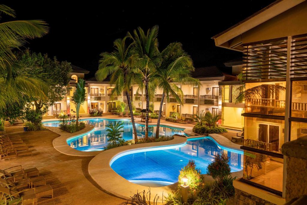 科隆科伦韦斯敦泻湖MO2酒店的夜间度假村泳池的图片