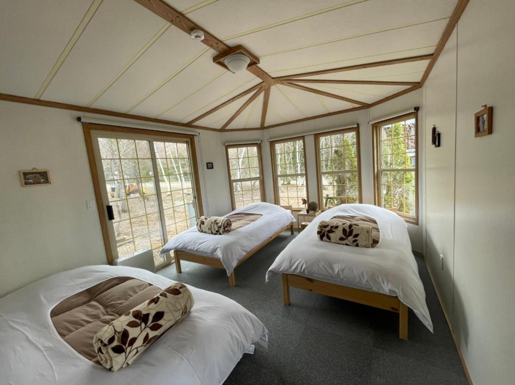 白马村白马加拿大山林小屋的带窗户的客房内的两张床