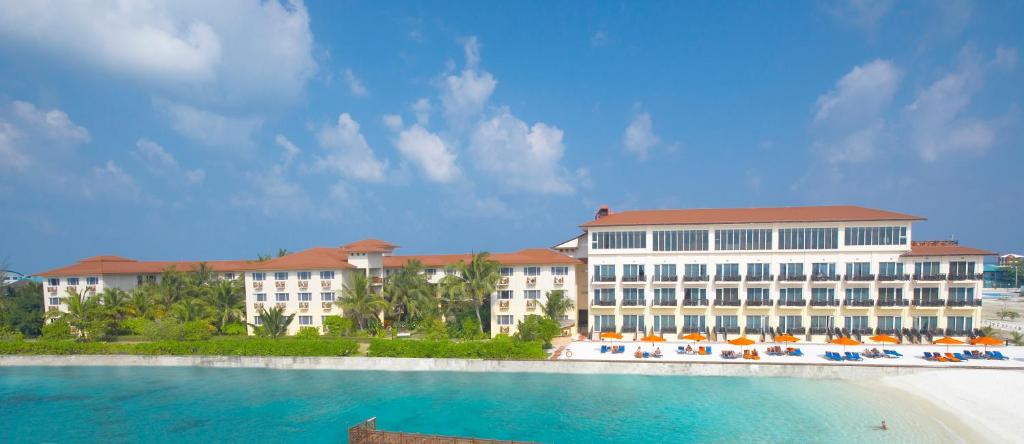 马累瑚湖尔岛酒店的一座带游泳池和大楼的度假村