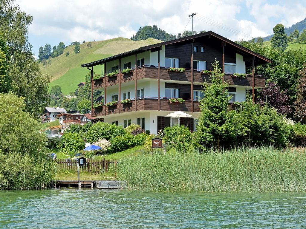 蒂尔塞Rosenhof am See Ferienwohnung Alpenglühen的湖畔的大房子