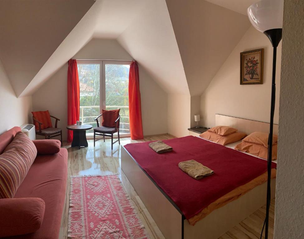 Pilisjászfalu仙女岩住宿加早餐旅馆的一间卧室设有一张床和一间客厅。