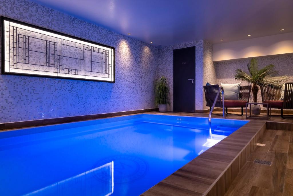 巴黎马丁巴黎Spa酒店的客厅里游泳池,拥有蓝色的灯光