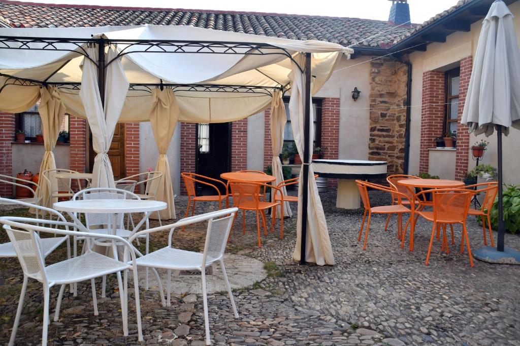 卢耶哥索摩查Casa Rural Molino Del Arriero的一组桌子和椅子,放在伞下