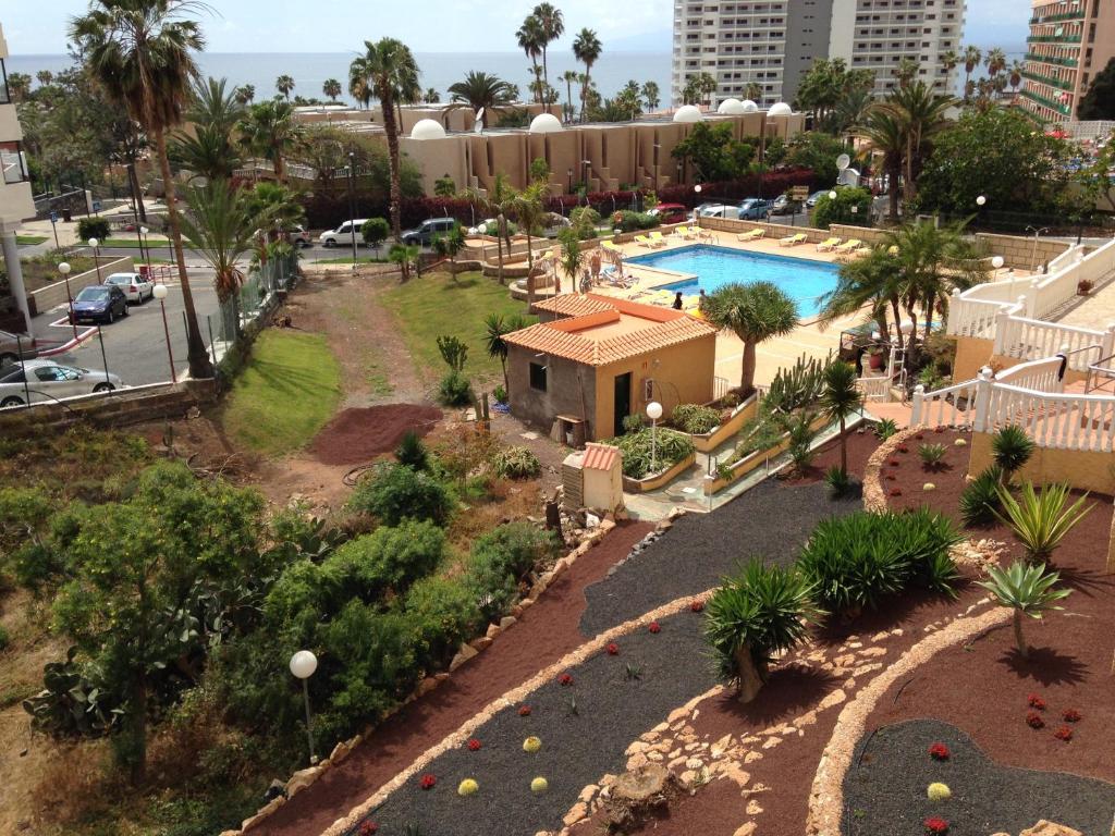 美洲海滩Apartments in Tenerife的享有带游泳池的度假村的空中景致