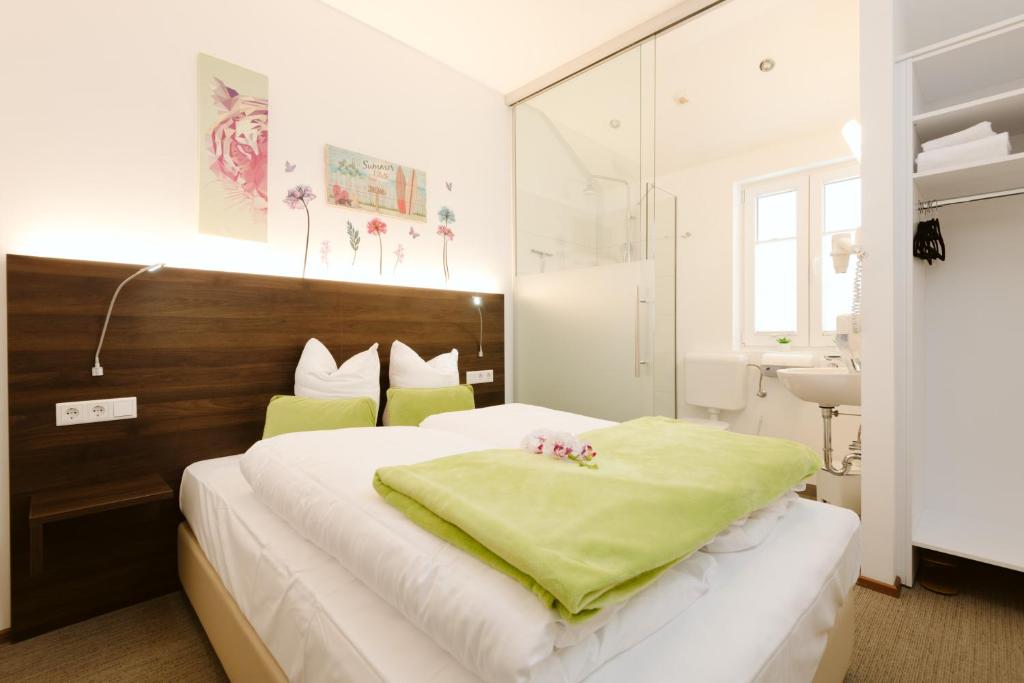 沃尔特湖畔韦尔登Velden24 - create your own stay的一间卧室配有一张带绿毯的床