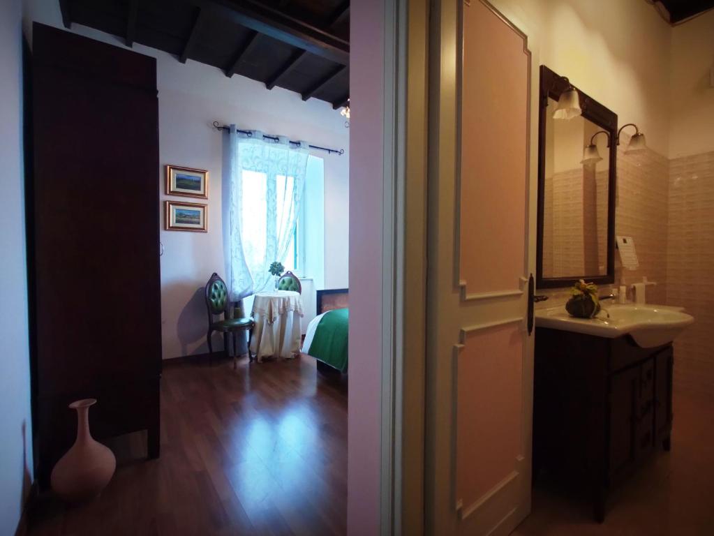 PatricaDIMORA MARELLA Patrica - Frosinone的客房设有带水槽和镜子的浴室