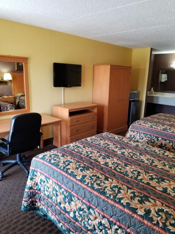 赫米蒂奇Hermitage Inn的酒店客房配有两张床和一张书桌