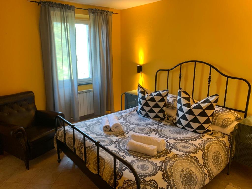 克里日亚Casa Duke的一间卧室配有带枕头和椅子的床