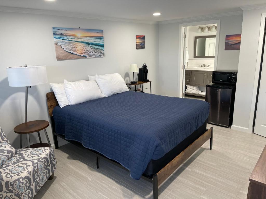 阿米莉亚岛The Surf Beach Motel的一间卧室配有蓝色的床和沙发