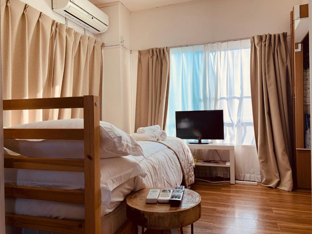 东京COCO Nakameguro301的一间卧室配有双层床和电视。
