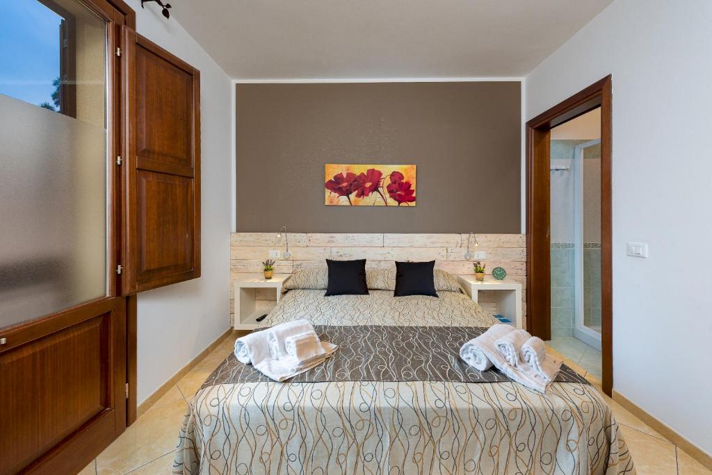 圣维托罗卡波Appartamento Caradonna的一间卧室配有一张带两个枕头的床