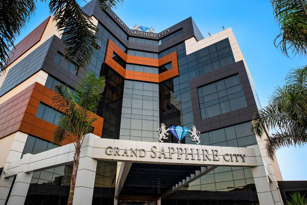 法马古斯塔Grand Sapphire City Hotel的一座建筑,上面有读书宝石大城市的标志