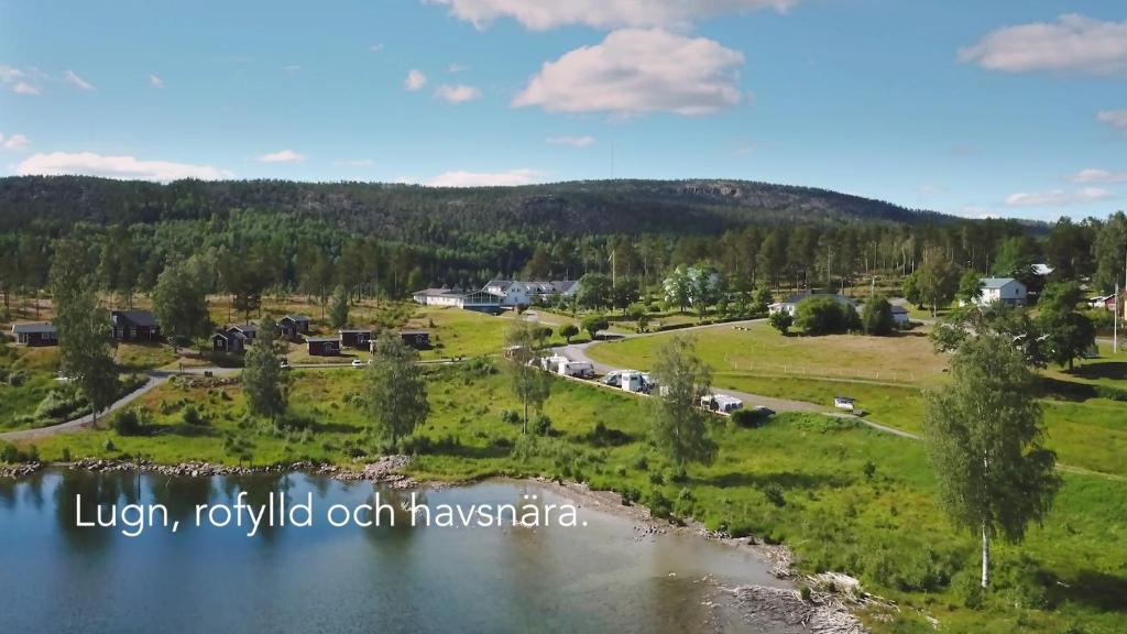 MåvikenMåvikens Camping的村庄和河流的空中景观