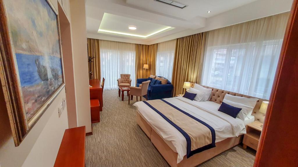 蒂瓦特蒙特丽格伊洛酒店的酒店客房带一张大床和一把椅子