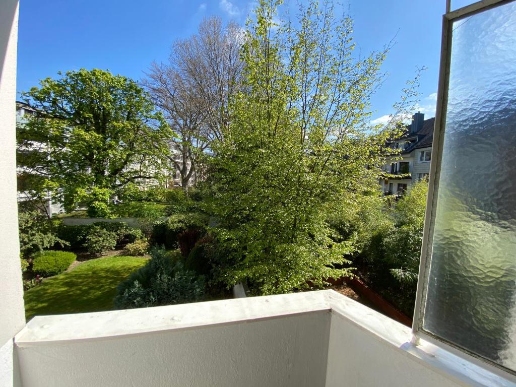 杜塞尔多夫Haus am Zoo Apartments verschiedene Adressen的从树屋的阳台可以欣赏到风景