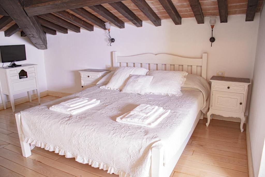 圣温琴佐Casa MYCONIS 68Mq a due passi dal Mare di San Vincenzo的卧室配有白色的床和2条毛巾