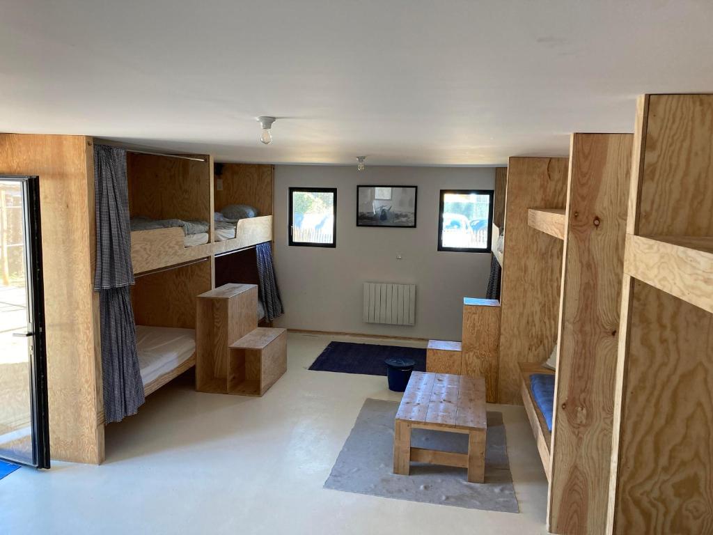 滨海隆热维勒Dortoir de charme 12 lits 600m plage的客房设有双层床和桌子。
