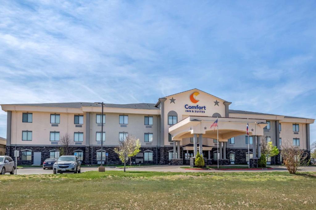 拉伯克Comfort Inn & Suites的前面有停车场的酒店