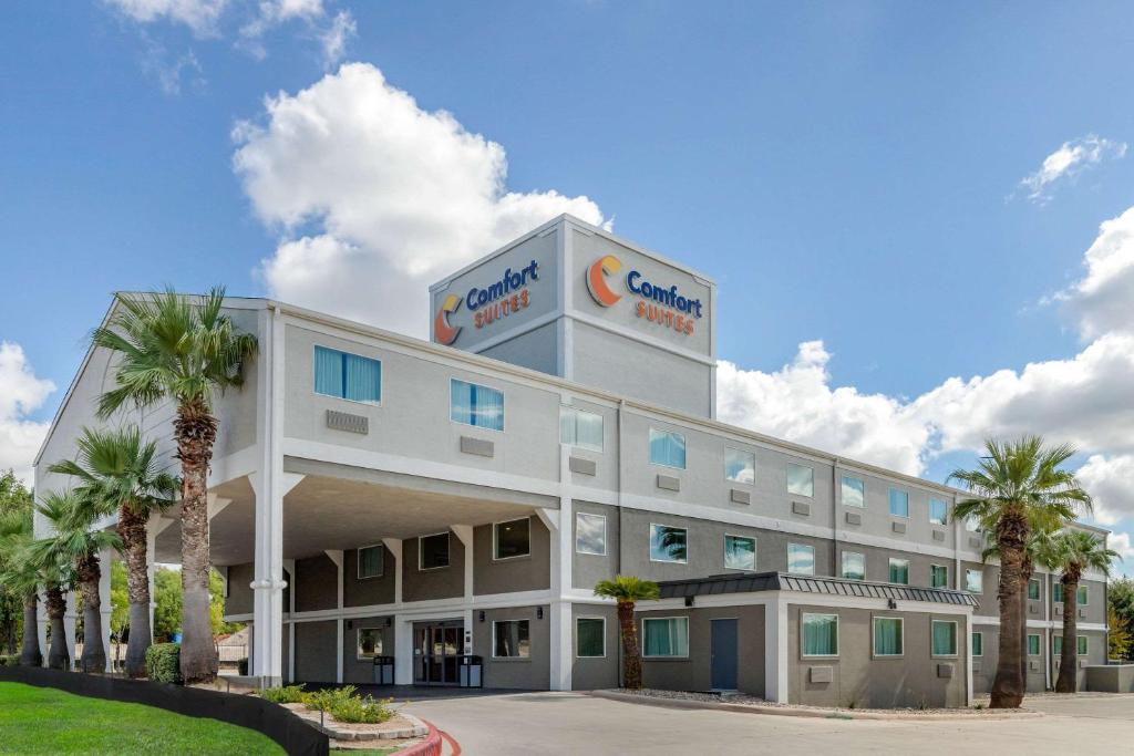 圣安东尼奥Comfort Suites San Antonio Airport North的酒店前面的 ⁇ 染