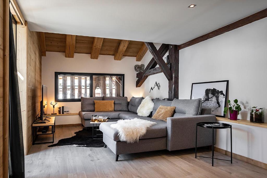 拉克吕萨Spacieux duplex avec vue的客厅配有沙发和桌子