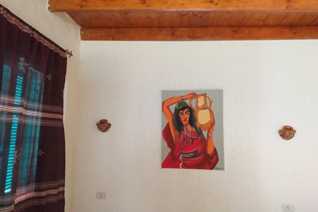 AjimDar Mohcen的挂在墙上的女人的画