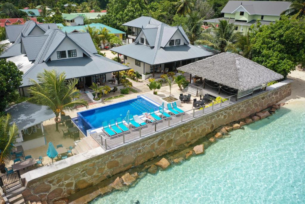 拉迪格岛拉迪格诺迪克海滨酒店的享有带游泳池的房屋的空中景致