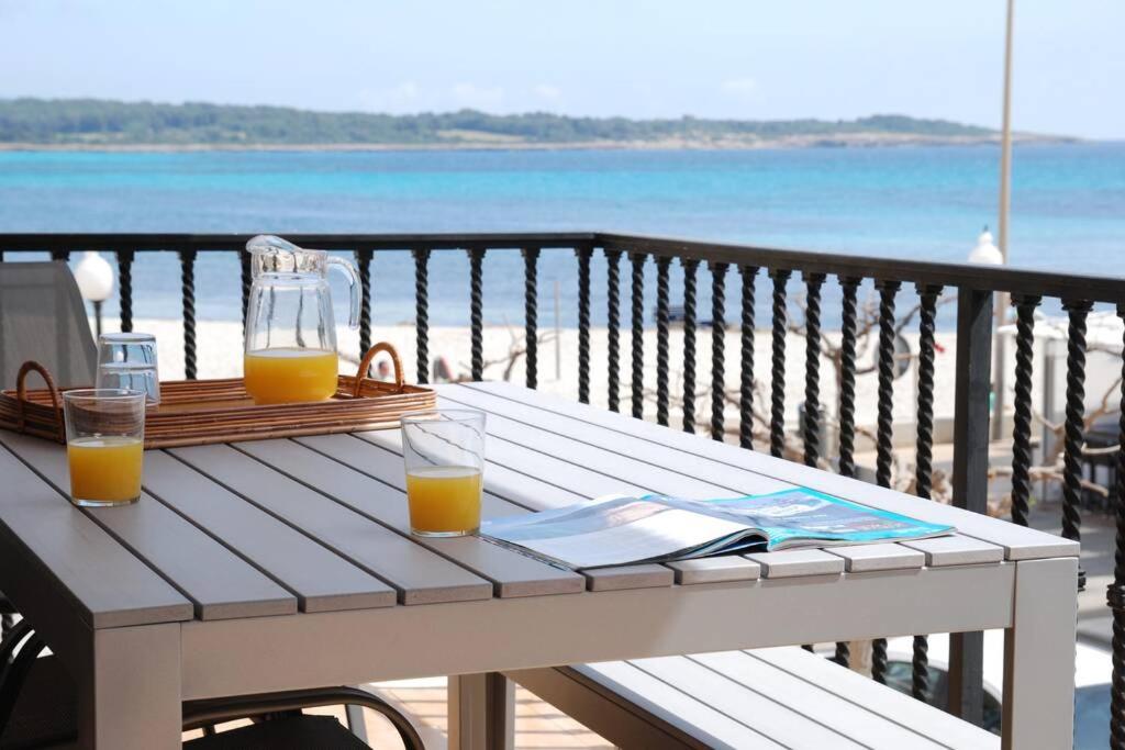 西洛特Beach house S'Illot的一张带两杯橙汁的野餐桌