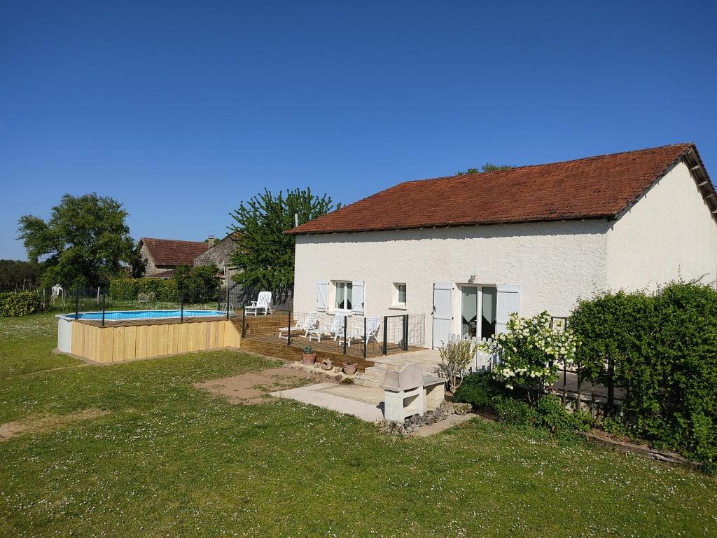 PlazacLe Gîte du Moulin à Vent的一座带庭院游泳池的白色房子