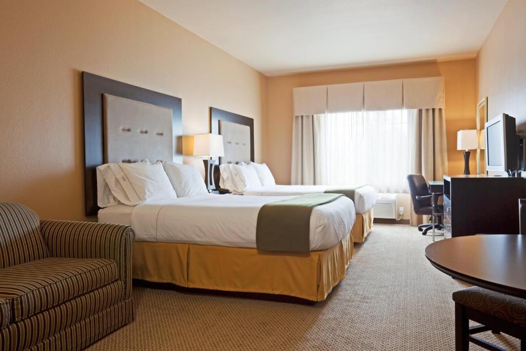Lake Hallie北欧克莱尔快捷假日&套房酒店的酒店客房,设有两张床和一张沙发