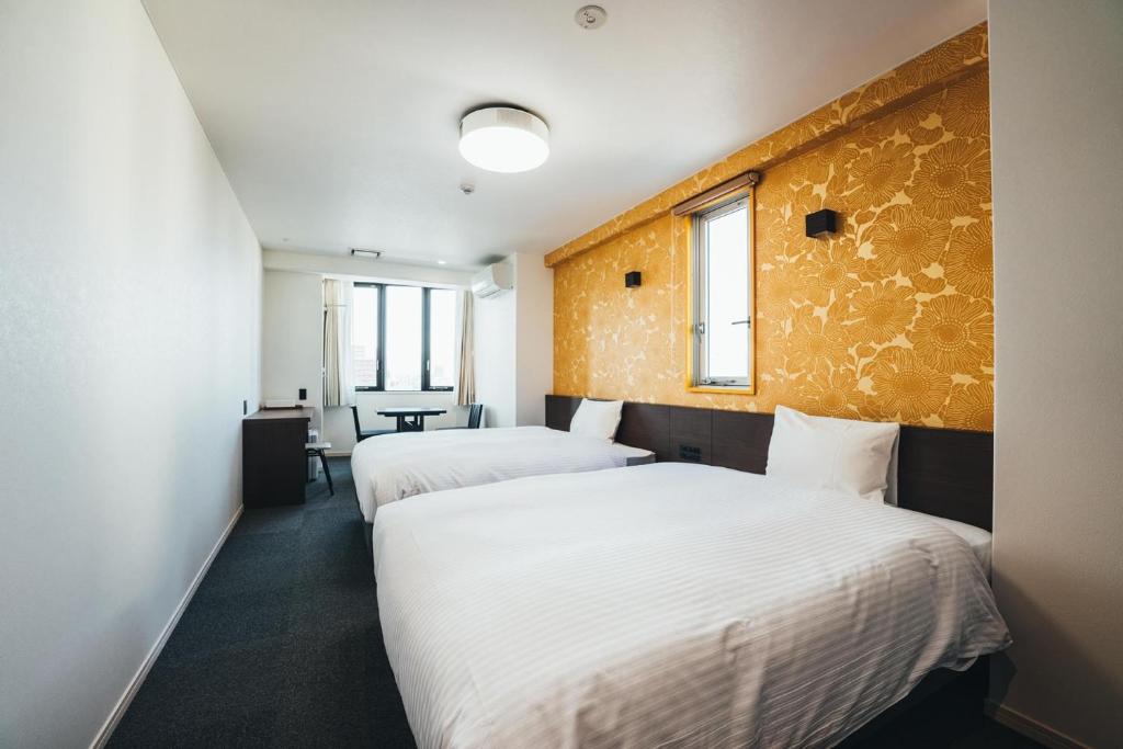 佐贺市TAPSTAY HOTEL - Vacation STAY 35228v的带2扇窗户的客房内的2张床