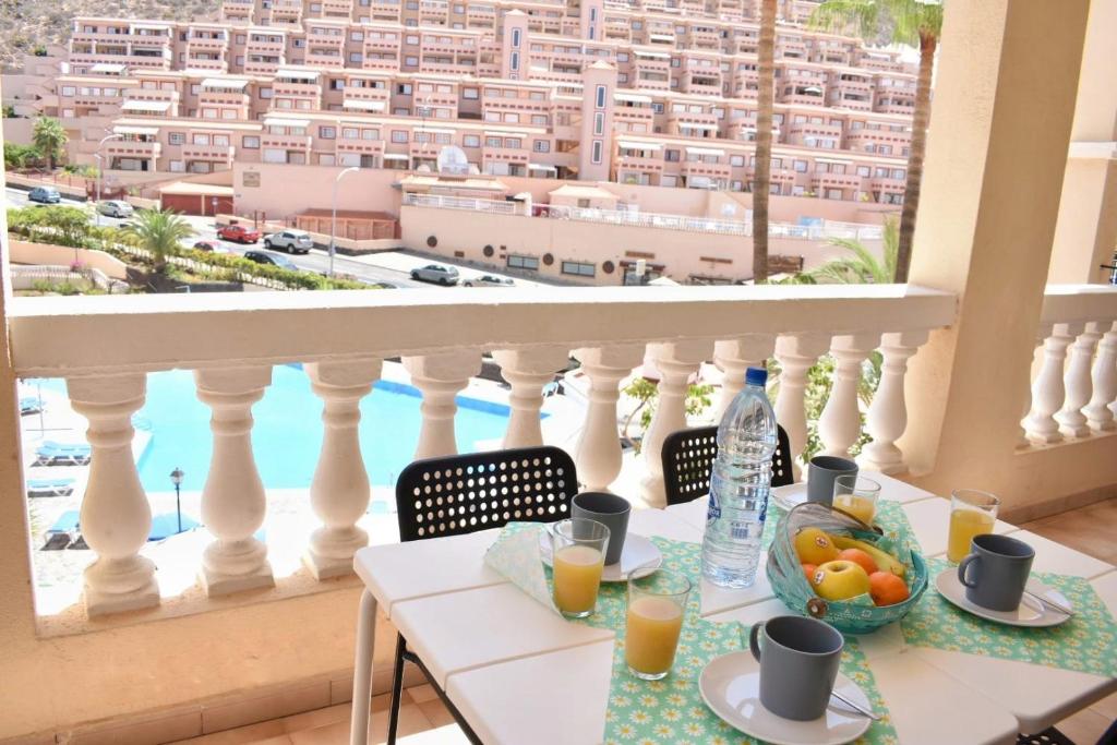 洛斯克里斯蒂亚诺斯Castle Margherita's Apartments的一张带早餐食品的桌子,享有城市美景