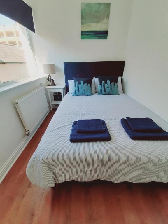 兰迪德诺Cosy 1 Bedroom Apartment in the Heart of Llandudno的一间卧室配有一张带蓝色毛巾的床
