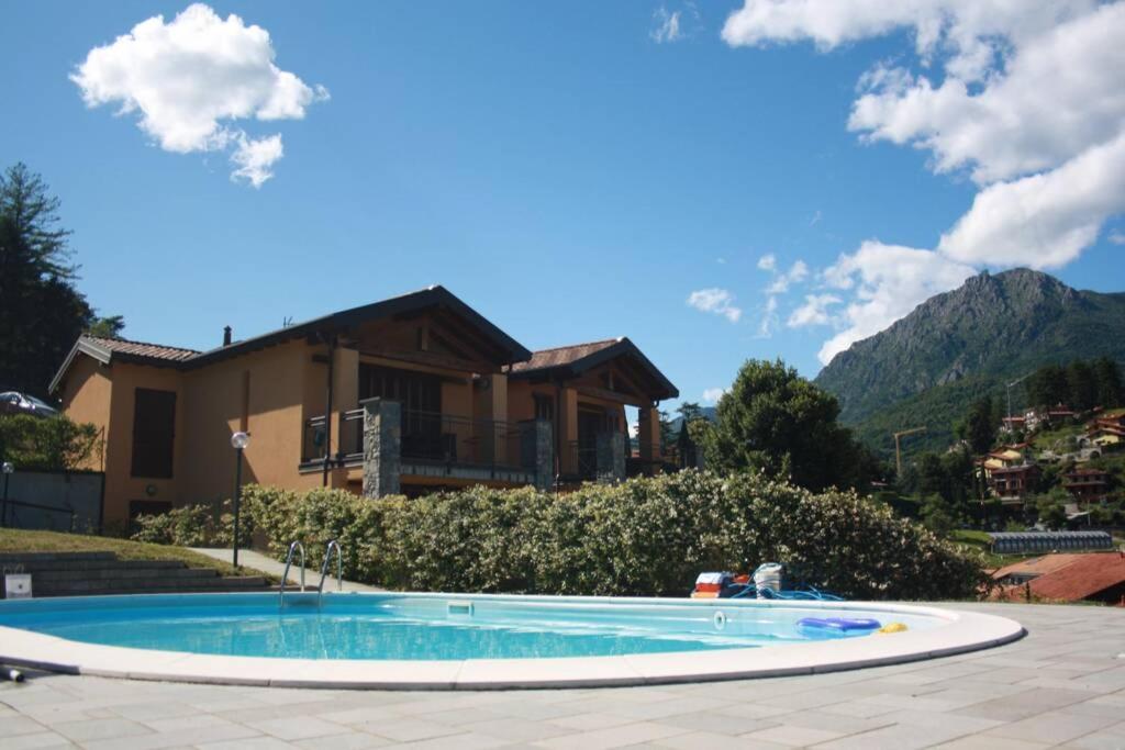 梅纳焦Piscina e vistalago CroceMenaggio CIR 013145-00318的房屋前的大型游泳池