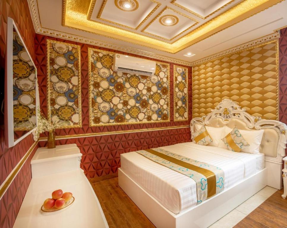 胡志明市KEN 2 HOTEL的一间带一张床铺的卧室,位于带天花板的房间内