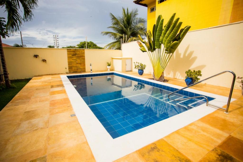 卡姆布库Panorama Cumbuco的一座房子后院的游泳池