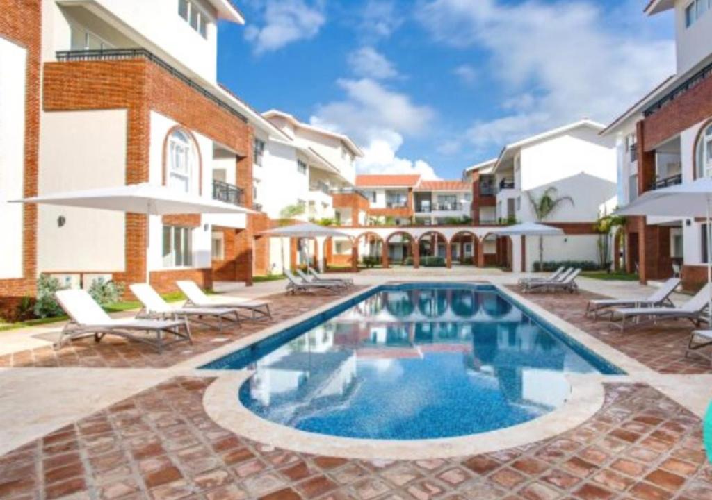 蓬塔卡纳Apartamento Deluxe para Parejas en Punta Cana的一座房子里游泳池的形象