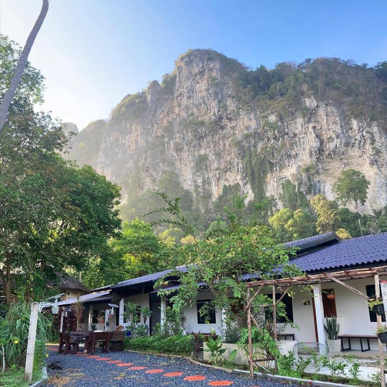 甲米镇Simple House Ao Nang - B&B的一座山底建筑