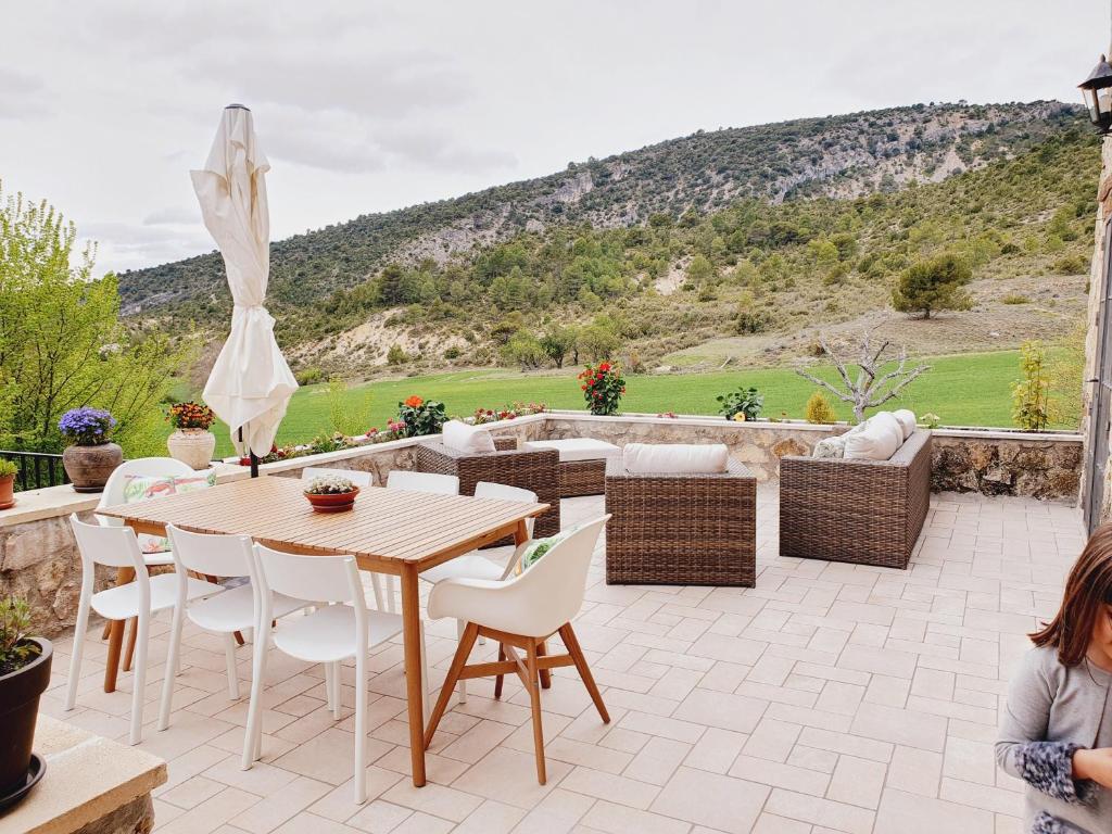 OterEl Mirador de Oter的享有美景的庭院配有木桌和椅子。