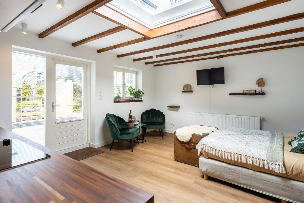 赞德沃特Cottage 44 - Free parking!的一间卧室配有一张床、一张书桌和一台电视。