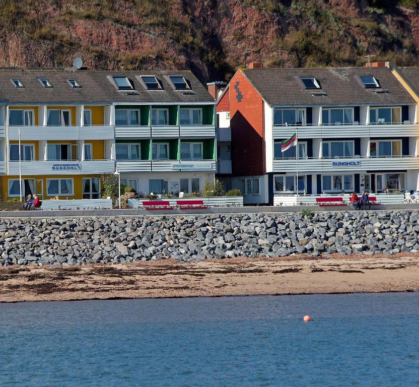 黑尔戈兰岛鸿恩霍尔特酒店的海边的一座建筑