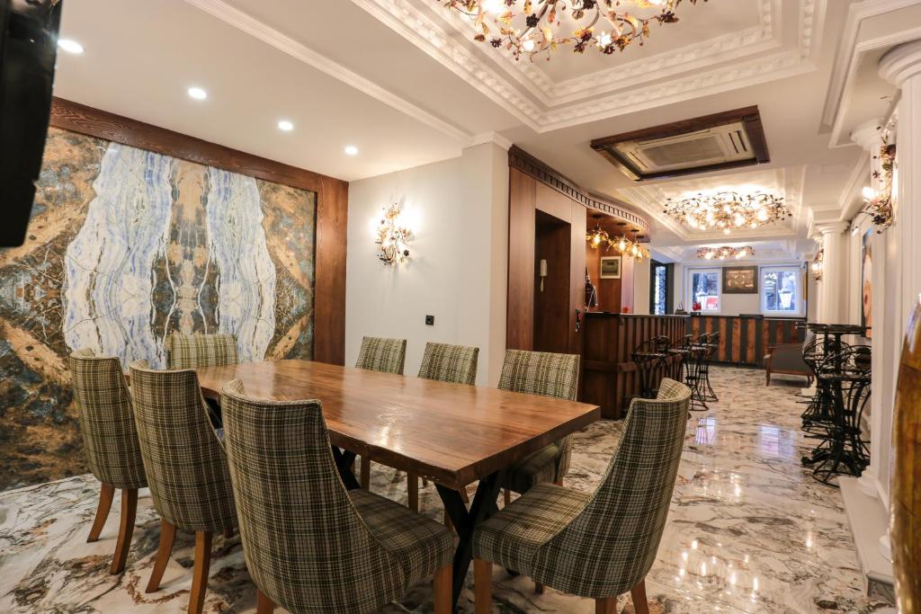 伊斯坦布尔阿拉赫海比耶酒店的一间带木桌和椅子的用餐室