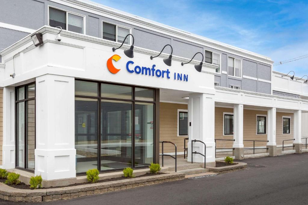 海恩尼斯Comfort Inn Hyannis - Cape Cod的建筑前方的自信旅馆标志