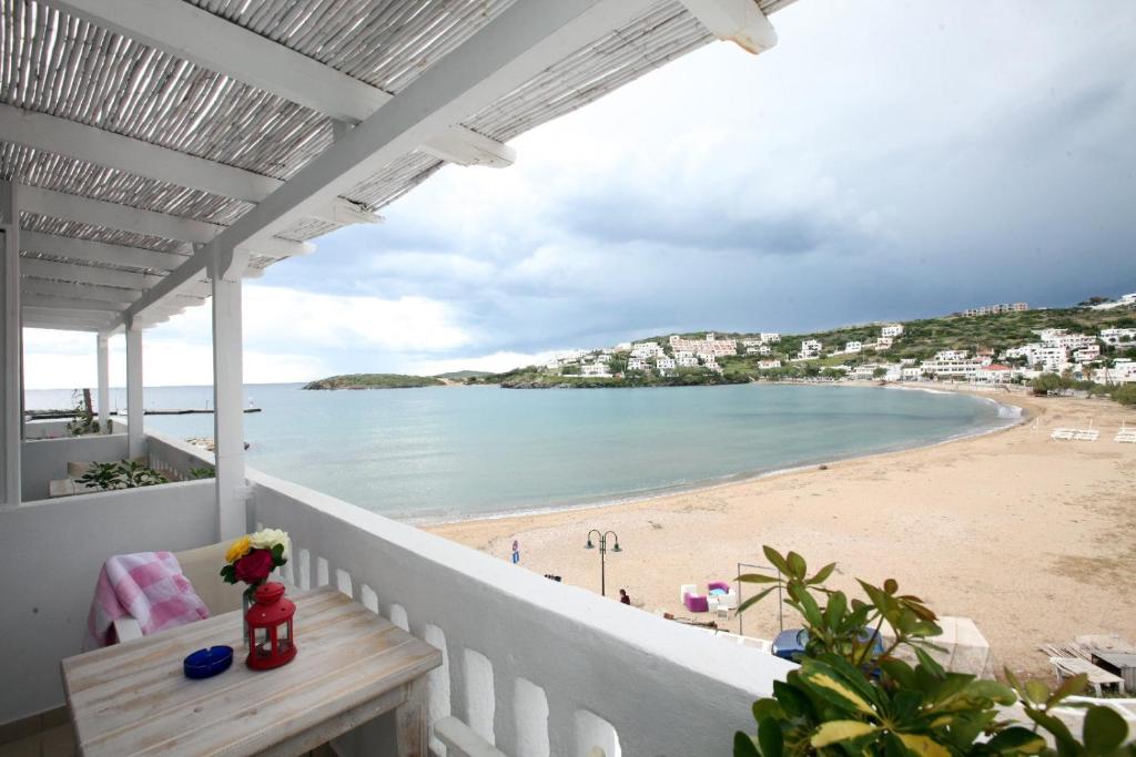 巴特斯欧贝拉维斯塔公寓式酒店的享有海滩美景的阳台