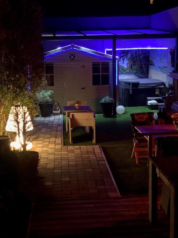 布兰肯贝赫Casa Chico的后院晚上点亮紫色灯
